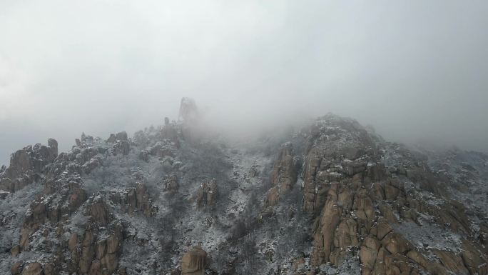 航拍云雾中崂山雪景