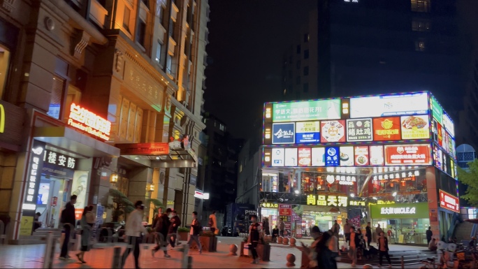 疫情过后广州街头的热闹夜景