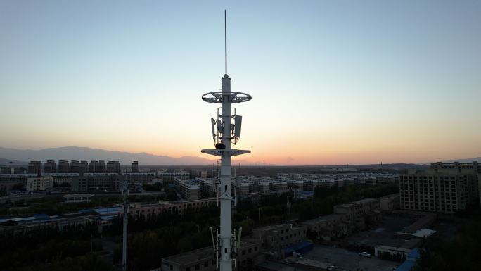 日落时分的5G蜂窝通信塔