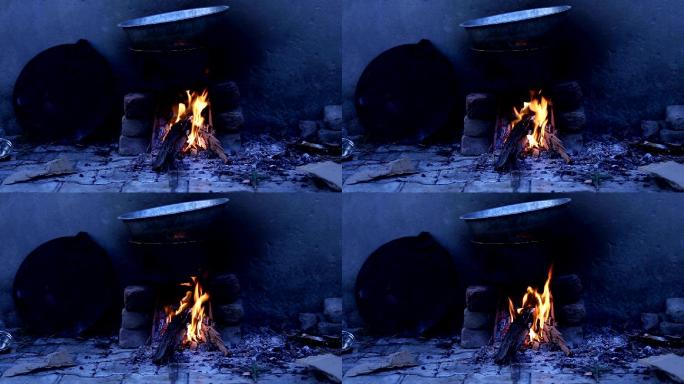用心烹饪食物篝火做饭火堆