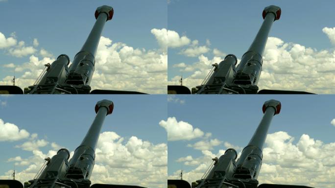 多云天空背景下处于战斗位置的榴弹炮（延时）