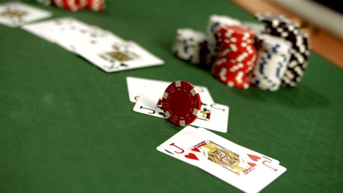 高清超慢Mo：赌片在桌子上旋转
