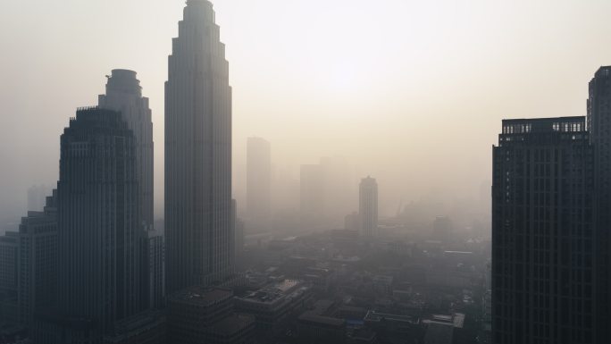 浓雾中的城市鸟瞰图