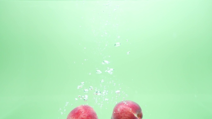 桃子入水升格慢动作