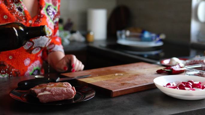 为了使香料更好地吸收到肉中，我们需要添加油