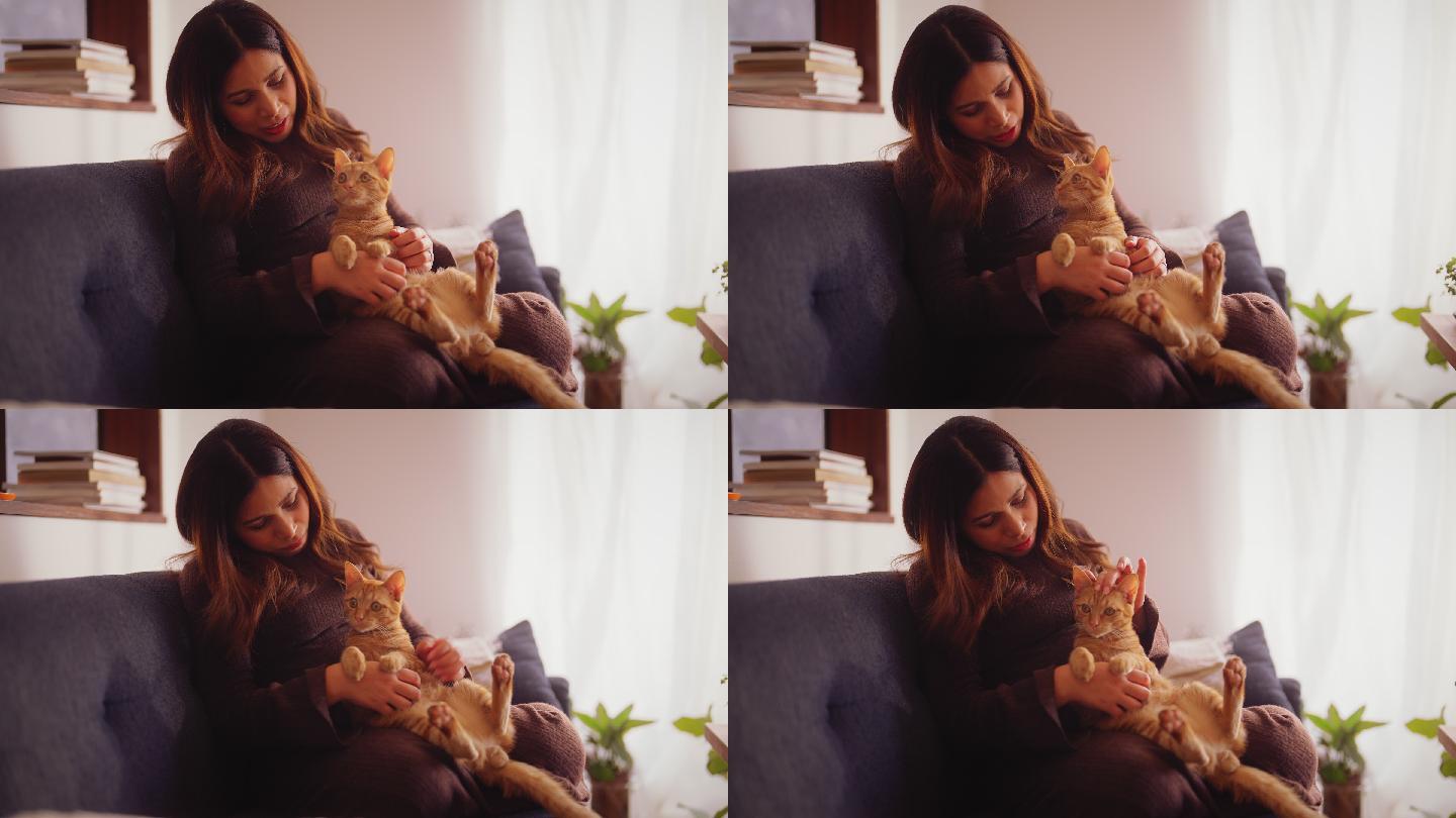 孕妇在家的起居室和她的姜汁猫在一起