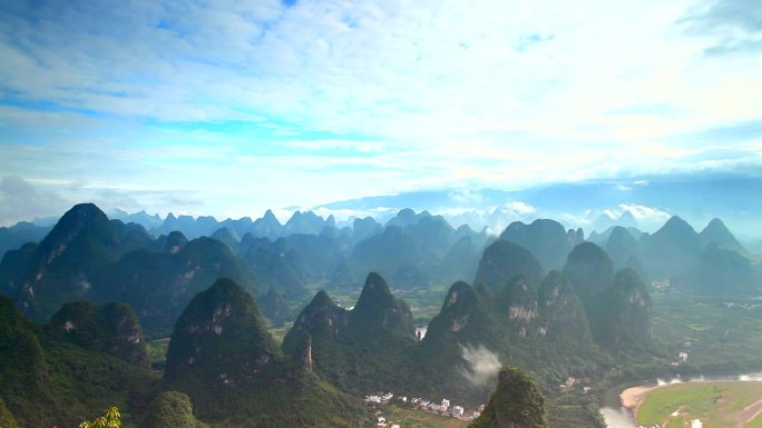 早上的桂林山山脉蜿蜒曲折甲天下
