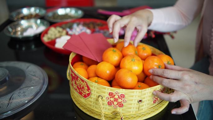 农历新年期间，手从盒子里拿起一个橘子