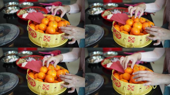农历新年期间，手从盒子里拿起一个橘子