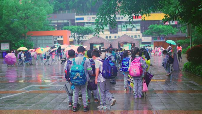 雨天放学学校小学生排队放学回家