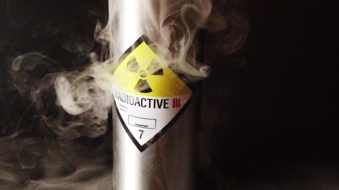 烟雾滚滚的慢动作放射性罐