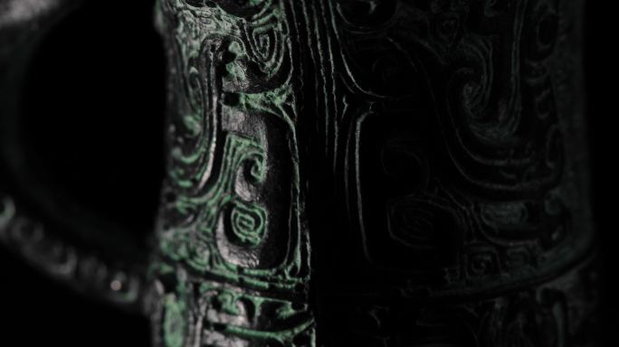 青铜凤纹鸟爵器身上的装饰鸟纹特写