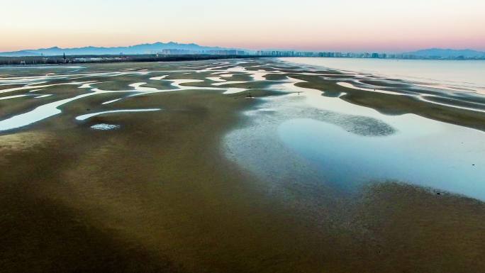 中国河北北戴河风景区迷人海滩和浅滩鸟瞰图