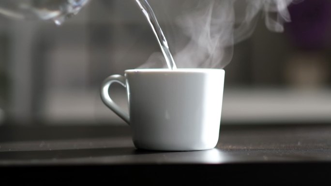 桌上有蒸汽的热咖啡