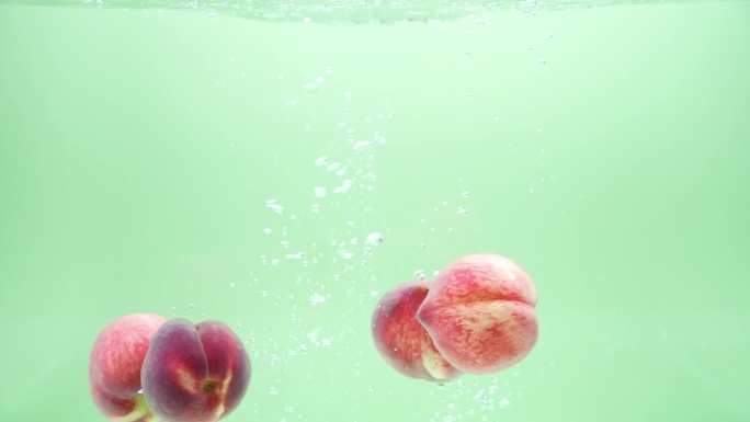 水蜜桃入水升格慢动作