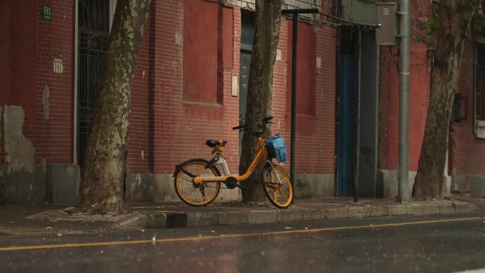 大雨中的共享单车