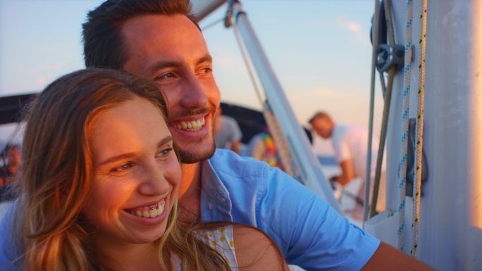 斯洛莫年轻夫妇在游艇上欣赏日落
