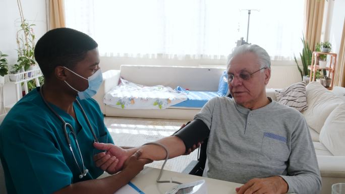 测量老年人血压诊断诊疗病人患者量血压