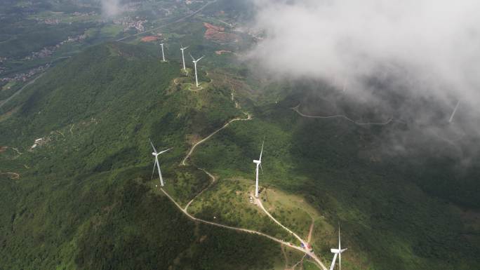 穿云高空航拍浮山岭巨型风力发电机