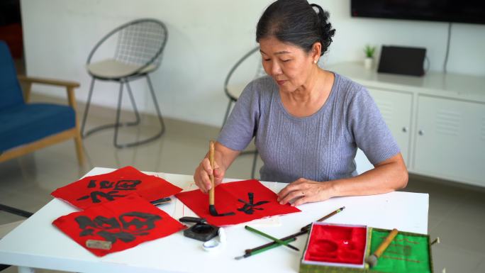 亚洲资深女子在家练习中国传统书法