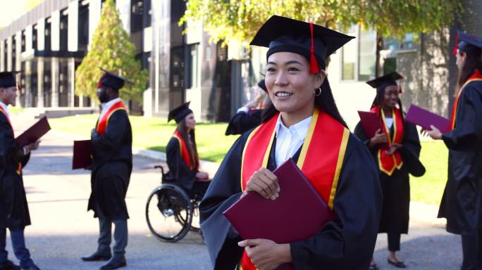 骄傲的女大学生毕业生