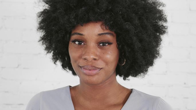 自信的中年女性非洲黑人外国人笑容