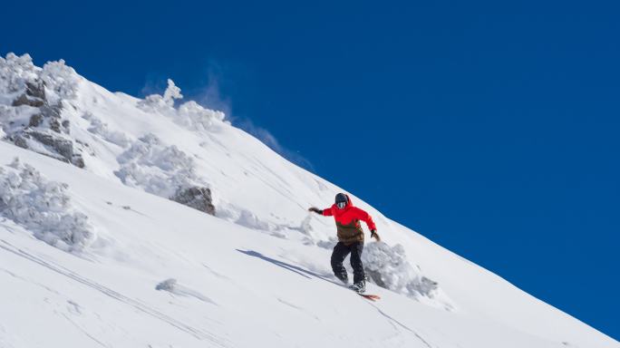滑雪板运动员跳过岩石，骑下滑雪坡