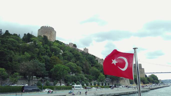伊斯坦布尔，土耳其国旗迎着鲁梅利要塞飘扬