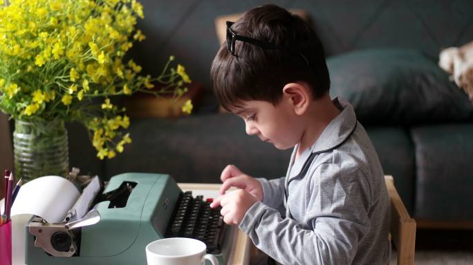 可爱的小作家老式输入设备敲击键盘小男孩