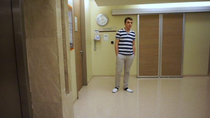 医院手术室门口等待的忧心忡忡的年轻人
