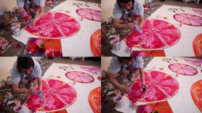 女画家，用丙烯酸紫色颜料在画布上绘画