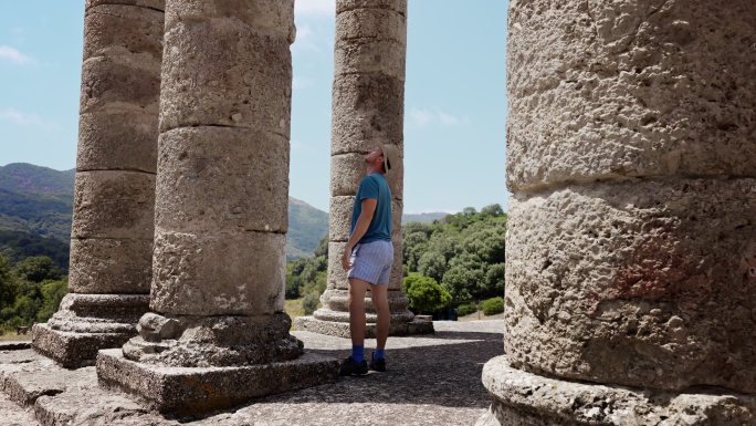 意大利撒丁岛安塔斯神庙，一名游客在步行。
