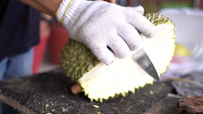 商人正在剥榴莲。水果之王果实食品