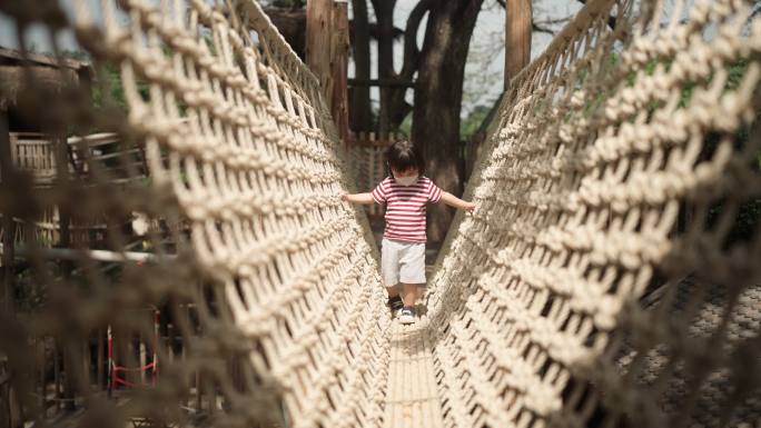 网绳上的平衡小女孩疫情口罩公园