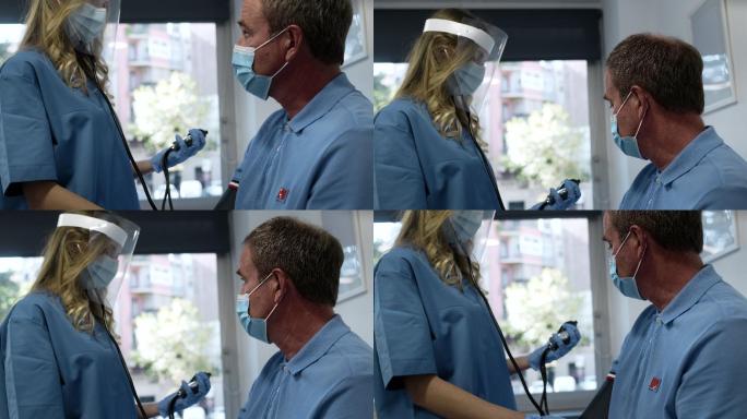 护士检查一位老人的血压。