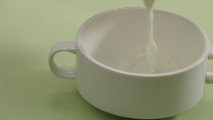 倒牛奶丨高速镜头