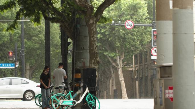 街头躲雨的人