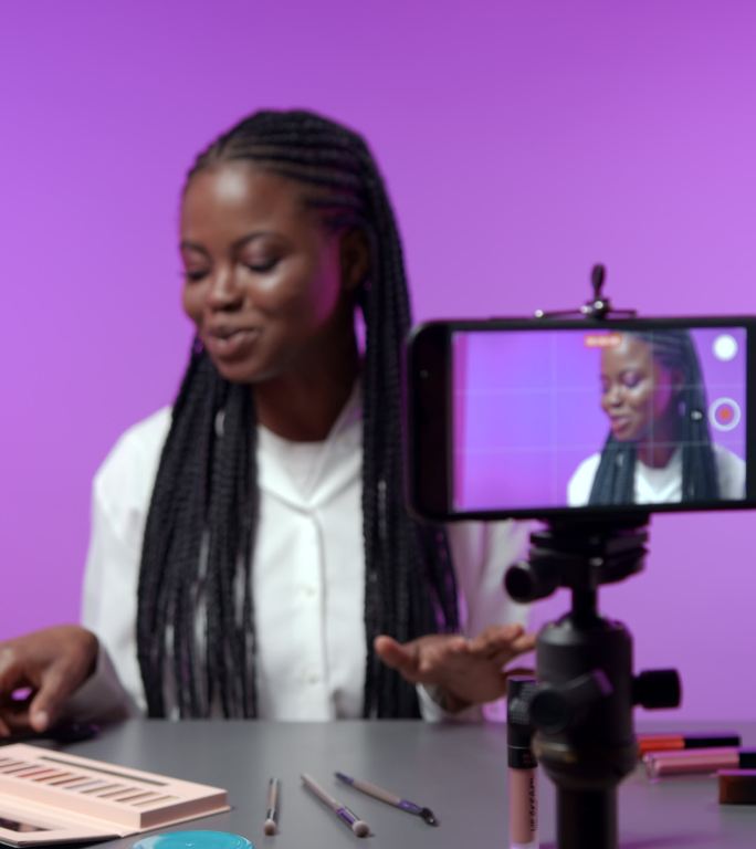 一位年轻的女博主为她的博客录制了一段化妆广播