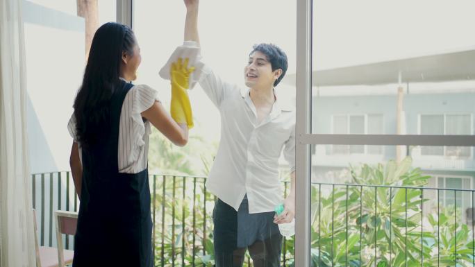 一对年轻的亚洲异性恋夫妇一起帮忙打扫房子。