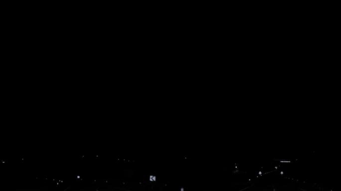 穿过午夜的空白道路