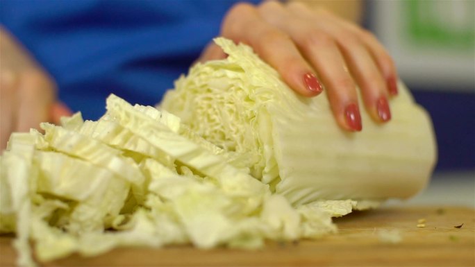 在砧板上切白菜切白菜丝切包菜