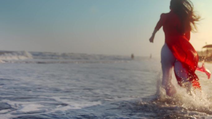 海边日出女生向海浪奔跑升格背影