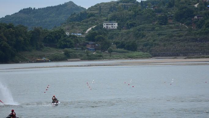 重庆铜梁安居古城龙舟比赛的水上飞人表演