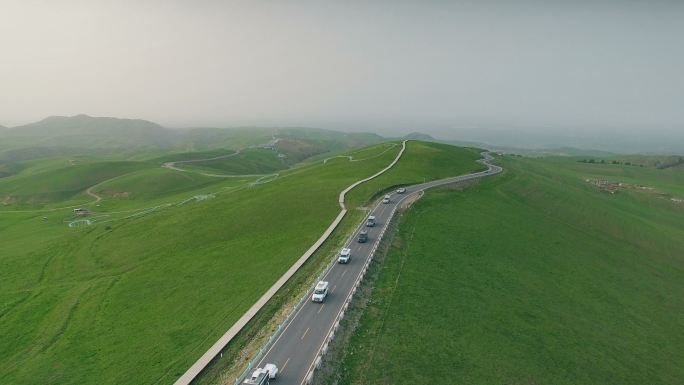 中国新疆乡村公路上汽车行驶鸟瞰图。