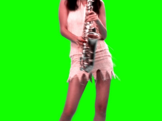 吹萨克斯管的女人演奏