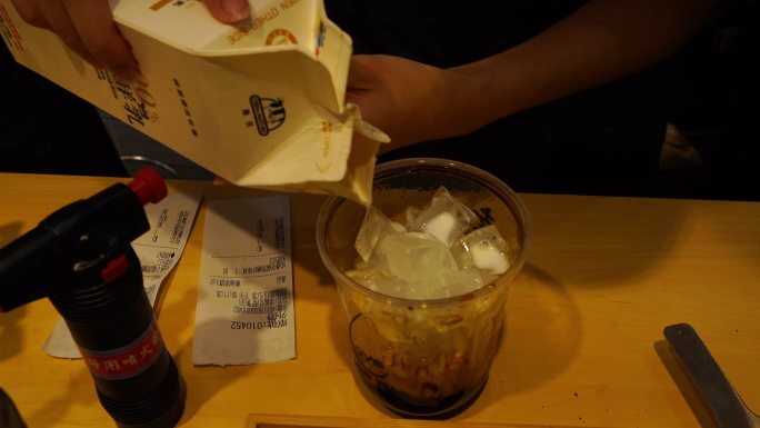 奶茶黑泡泡糖冰面、流行的台湾木薯珍珠泡泡、自制概念