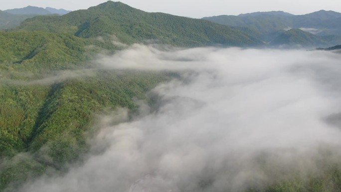 山脉清晨航拍