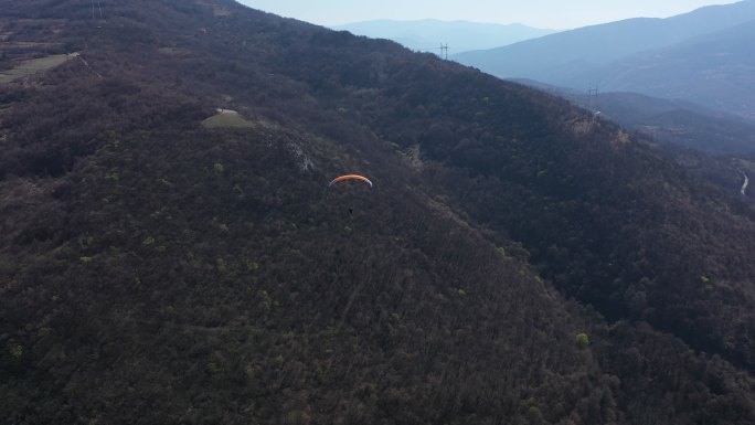 冒险极限运动爱好者滑翔伞