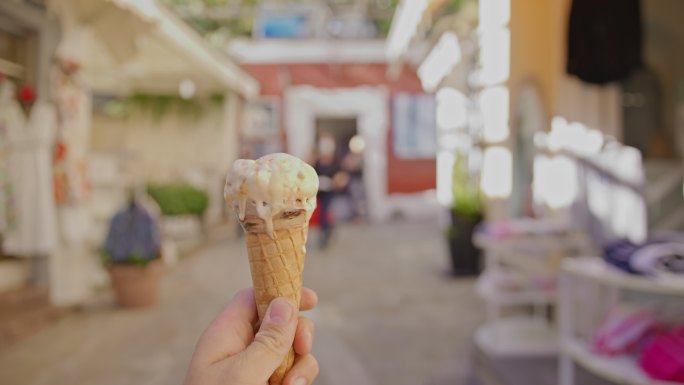 波西塔诺（Positano）的SLO MO POV游客带着冰淇淋筒穿过小巷