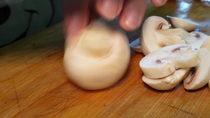 【镜头合集】各种蘑菇清洗口蘑煮蘑菇做饭